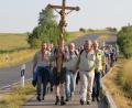 Bild: ads
Die Pilgergruppe aus Schnaittenbach und Kemnath, hoch zum Amberger Mariahilfberg, führten die Altpfadfinder an, die auch das Kreuz trugen.