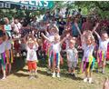 Bild: Imke Steinert/exb
Jede Gruppe des Konnersreuther Kinderhauses hatte zum Sommerfest ein Lied, ein Singspiel oder einen Tanz vorbereitet.