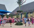 Bild: jua
Der Tanz der Kinder um den Kirwabaum rundet das Baumaufstellen ab.