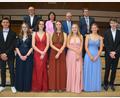 Bild: jr
Die sieben besten Abiturienten: Im Bild (vorne, von links) Lenny Och, Philine Plischke, Alisa Lehmann-Schwarz, Lea Schindler, Hannah Dutkiewicz, Theresa Roßmayer und Nicholas Seifert; (hinten von links) Schulleiter Stefan Niedermeier, Christine Eisa, Toni Dutz und Oberstufenkoordinator Peter Weyer.