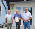 Bild: Gemeinde Schmidgaden/exb
Bürgermeister Josef Deichl (rechts) und Martin Janz (links) gratulierten Xaver Ries, der seit 50 Jahren das Amt des Feldgeschworenen ausübt.