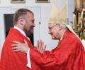 Bild: mab
Bischof Rudolf Voderholzer gratuliert dem Neupriester Pater Vinzenz Schlosser.