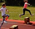Bild: R. Kreuzer
Der Teamsprint über Pappschachteln macht den Teilnehmern des Grundschulwettbewerbs Leichtathletik riesen Spaß.