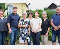 Bild: Hirsch
Marianne Müller (Dritte von links) feierte gemeinsam mit ihren Kindern Doris, Petra, Sabine, Gabi und Albin (von links) ihren 80. Geburtstag. Für die Gemeinde gratulierte Bürgermeister Peter Neumeier (Zweiter von links).