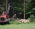 Bild: lue
Ein Harvester fällt im Bereich Silberhütte im Forstrevier Flossenbürg Bäume. Sie werden für wirtschaftliche Zwecke genutzt. Die Arbeiten sind aber auch notwendig, um den Wald klimaresistenter zu gestalten.
