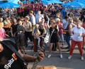 Bild: Hirsch
Die Stoapfälzer Spitzbuam rockten zum Abschluss des Wackersdorfer Bürgerfestes den Vorplatz der Sporthalle. Begeisterte Fans tanzten zur Musik der Partyband.