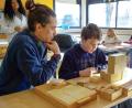 Archivbild: Gerd Pöhlmann/fph
In Montessori-Schulen wird mit speziellem Material gearbeitet, das Zahlen und Mengen leichter begreifbar macht. Das Bild entstand im Februar dieses Jahres und zeigt Schulleiter Jens Wegmann (links), der beim Rechnen unterstützt.