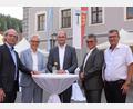 Bild: bö
Hochkarätig war das Referentenfeld beim Sommerempfang des Bayerischen Gemeindetages in Schmidmühlen besetzt (von links): Direktor Georg Große-Verspohl und Präsidialmitglied Hans-Peter Mayer, beide vom Bayerischen Gemeindetag, Staatsminister für Finanzen und Heimat Albert Füracker, der Bezirksvorsitzende des Bayerischen Gemeindetages Oberpfalz Martin Birner (Neunburg v.W.) und sein Stellvertreter Peter Braun (Schmidmühlen).
