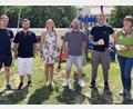 Bild: IG Faschingszug, Robert Lindner/exb
Justin Goss (links) und Marco Fraunholz (Zweiter von rechts) von den First Respondern sowie Daniela Dimler vom Kinderhaus (rechts) bedanken sich recht herzlich für die Spende von jeweils 250 Euro beim Vorstand der Interessengemeinschaft Faschingszug, Robert Lindner (Vierter von links), Schriftführerin Sabrina Kohl (Dritte von links) sowie Kassier Heiko Steininger (Zweiter von links).