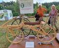 Bild: jua
Die erste Laufmaschine aus dem Jahr 1816 zieht beim Rad-Oldtimertreffen im Freilandmuseum in Neusath viele Bewunderer an.