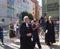 Bild: Kunz
Dekan Thomas Guba und Regionalbischof Klaus Stiegler führen mit dem Kreuz den offiziellen Auszug aus dem Evangelischen Vereinshaus an.