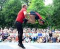 Bild: Kunz
Gewagte Akrobatik und Showeinlagen zeigt die Tanzschule Höllriegl bei der Sommerserenade im Max-Reger-Park.