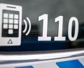 Bild: Daniel Karmann/dpa/Symbolbild
Der Nummer des Polizeinotrufs 110 steht auf der Scheibe eines Polizeifahrzeugs.