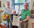 Bild: AELF Tirschenreuth/exb
Stellvertretender Vorsitzender Bernhard Härtl (links) und Geschäftsführer Wolfgang Wenisch vom Verband landwirtschaftliche Fachbildung überreichten Rosa Meyer die Urkunde.