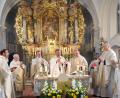 Bild: mab
Sein erstes Messopfer durfte der Neupriester Pater Vinzenz (am Altar in der Mitte) bei seiner Primiz zusammen mit Mitbrüdern feiern.