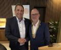 Bild: Rotary-Club Auerbach/exb
Der scheidende Präsident Christian Bär übergab die Amtskette an seinen Nachfolger Eberhard Wenge.