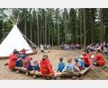 Bild: bey
Pfarrer Pater James Mukakodil segnte den Waldkindergarten vor dem dazugehörigen Tipi.