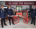 Bild: bö
Die handbetriebene Feuerlöschmaschine aus der Gründerzeit vor 130 Jahren hat bei der Feuerwehr Ransbach einen Ehrenplatz, Kreisbrandmeister Alexander Graf, Vorsitzender Christoph Finn und Kommandant Andreas Bruckmüller (von links) sind stolz auf dieses historische Gerät.