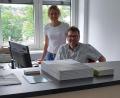 Bild: Thomas Rode
Bundesfreiwilligendienstleistender Roland Bleisteiner und VHS-Leiterin Claudia Mai bei der täglichen Arbeit im Anmeldebüro.