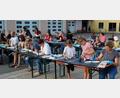 Bild: grm
Die Eltern der Kita-Kinder beteiligten sich zahlreich an der Aktion des Elternbeirates zur Verschönerung des Zaunes um den Kindergarten.