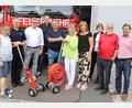 Bild: mfh
Feuerwehrleute und Kommunalpolitiker bei der Übergabe der Schlauchaufwickler: (von links) Stadträtin Bettina Moser, Feuerwehr-Vorsitzender Thomas Wiesent, Bürgermeister Michael Göth, Stadtrat Ralf Volkert, Kommandant Armin Buchwald, Dritte Bürgermeisterin Hildegard Geismann, Stadträtin Gabi Mutzbauer, Frauenunion-Vorsitzende Bianca Sommer, Stadtrat Wolfgang Berndt und Zweiter Bürgermeister Günter Koller.