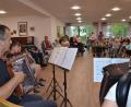 Bild: gi
Ein kleines Konzert bietet die Musikschule Moosbach den Frauen und Männern in der Wohnanlage und Tagespflege „Wohnen an der Wieskirche“ in Moosbach.