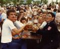 Bild: Archiv Werner Robl
Der jetzige Bürgermeister der Marktgemeinde Wiesau, Toni Dutz (Zweiter von rechts) war beim ersten Bürgerfest JU-Vorsitzender und 22 Jahre alt.