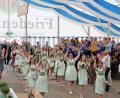 Bild: flt
Unter Jubel und Applaus zogen die 14 Festdamen des SV Plößberg nach dem Festzug durch die Ortschaft in das 2000-Mann-Zelt ein.