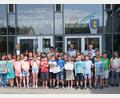 Bild: Klinikum/Dietl/exb
Pfarrer Josef Irlbacher (links), Pastoralreferent Stefan Dotzler (rechts) und die Kinder übergeben 1200 Euro an Oskar Schmidt von Flika und Karin Borchers vom Kinderpalliativteam.