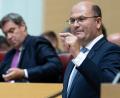 Bild: Sven Hoppe
Albert Füracker (r, CSU), Finanzminister von Bayern, gibt im bayerischen Landtag während einer Plenarsitzung eine Regierungserklärung. Im Hintergrund verfolgt Markus Söder (CSU), Ministerpräsident von Bayern, die Rede. Angesichts immer neuer Rekord-Einzahlungen wird Bayern gegen den Länderfinanzausgleich klagen.