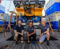 Bild: Christoph Beier/exb
Fahrtleiter Dr. Philipp Brandl, Stanis Konabe (Beobachter für Papua-Neuguinea) und Prof. Dr. Brent McInnes von der Curtin University in Perth (von links) vor dem Tauchroboter ROV KIEL 6000 an Bord der FS Sonne.