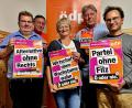 Bild: R. Kreuzer
Der Vorstand des ÖDP Kreisverbandes mit (von links) Christian Wallmeyer, Günther Sparrer, Barbara Kindl, Bernhard Schöttler und Robert Lechner mit den neuen Plakaten zur Landtagswahl.