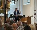 Bild: Michael Jung/exb
Der deutsche Liedermacher Siegfried Fietz begeistert die Besucher in der Flossenbürger Kirche mit einfühlsamen Liedern.