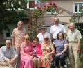 Bild: jzk
Bürgermeister Roman Schäffler (hinten, Zweiter von rechts) sowie Nachbarn und die Familienangehörigen gratulierten Helene Freund (vorne mit ihren beiden Töchtern Lieselotte und Angelika) herzlich zu ihrem 90. Geburtstag.