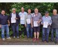 Bild: bkr
Vorsitzender Willi Stahl (rechts) und Bürgermeister Thomas Kaufmann überreichten Urkunden an Josef Hecht, Roland Schäffler, Johann Busch, Winfried Burkhard und Bernhard Weber (von links).