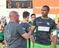 Bild: Sportfoto Zink/Wolfgang ZInk
Das Relegationsspiel bei der SpVgg Ansbach war sein letztes im Trikot der DJK Gebenbach: Kapitän Julian Ceesay (rechts) verabschiedet sich aus der Bayernliga.
