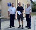 Bild: Polizeiinspektion Waldsassen
Dienststellenleiter Roland Heldwein und Polizeihauptmeisterin Nicole Zeitler dankten Stefan Rosner für seinen entscheidenden Zeugenhinweis.