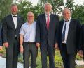 Bild: Lions Club Weiden/exb
Führungswechsel beim Lions Club Weiden mit (von links) Neumitglied Dr. Rainer Gallersdörfer, Präsident Bastian Braun, Sekretär Prof. Alexander Schuh, Pastpräsident Gerard Ivey-Frank, Vizepräsident Elmar Grosser und Hilfswerk-Vorsitzendem Dr. Elmar Baumer.