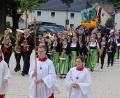 Bild: Houschka
Ein seltenes Ereignis für Dürnsricht: Durch das Dorf und dann hinauf bis zu den Toren des Gotteshauses führte ein festlicher Zug zum 60. Weihetag der Kirche St. Albertus Magnus.