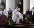 Archivbild: Wolfgang Steinbacher
Seit 25 Jahren ist Markus Brunner, Stadtpfarrer von St. Georg, Priester. Auf dem Bild feiert er den Ostergottesdienst.