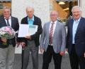 Bild: JOCHEN NEUMANN 
ERBENDORF
Willi Müller (zweiter von links) erhielt die Große Ehrennadel des Verbandes bayerischer Wohnungsunternehmen. Überreicht wurde diese Auszeichnung von (von links) Vorstandsvorsitzenden Dieter Döppl, Aufsichtsratsvorsitzenden Anton Hauer und Bürgermeister Johannes Reger.