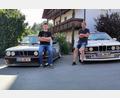 Bild: Portner
Alexander Eckl (links) und Robert Bronold sind stolz auf ihre BMW-Oldtimer-Limousinen. Das Auto von Eckl ist mehr als doppelt so alt wie er selbst.