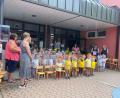 Bild: Sibylle Schwarzmeier/exb
Die Buben und Mädchen zeigen mit dem Kindergarten-Team eine Aufführung.