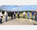 Bild: sns
Bauleiter Norbert Nietfeld (von links), Stadtrat Thomas Albang (CSU), der Vorsitzende der Nordostgruppe Klaus Zeiser, die Stadträte Erich Schmid (SPD) und Martin Scharf (FWG), Bürgermeister Martin Birner, Planer Wolfgang Vetter, Werner Schärtl von den Stadtwerken, Bauunternehmer Helmut Seebauer und Geschäftsstellenleiter Georg Keil geben nach Abschluss der Erschließungsarbeiten den Startschuss. Nun können die Grundstücksbesitzer loslegen.