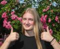 Bild: Wolfgang Steinbacher
Beide Daumen hoch! Antonia Tessmann hat allen Grund zur Freude. Bei ihrem Abitur am Max-Reger-Gymnasium in Amberg kam sie auf einen Schnitt von 0,7.