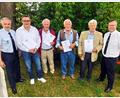 Bild: whü
Sie gehören zu den tragenden Säulen der Soldatenkameradschaft Franz Schmidt, Max Opitz, Fritz Fraunholz und Holger Kunnert (von rechts). Es dankten Ortsvorsitzender Marcus Köppel (rechts) und stellvertretender Bezirksvorsitzender und Kreisvorsitzender Kemnath Thomas Semba (links).