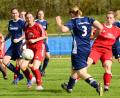 Bild: ham
Die Fußballerinnen des TV Nabburg (blaue Trikots) ziehen sich komplett aus dem Spielbetrieb zurück. Ein BOL-Derby gegen den 1. FC Schwarzenfeld (Szene), wie zuletzt Ende April, wird es nicht mehr geben.