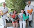 Bild: Klinikum/Dietl/exb
Sabine Presl (von links), Elfriede Auer, Lea Zenger und Chefarzt Dr. Thomas Papathemelis mit den Kissen.