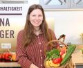 Bild: Evi Wagner / Grafik: Redaktion Magazine
Elena Singer gründete 2020 „Foodsharing Amberg und Umgebung“ und rettet Essbares vor der Tonne.