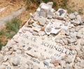 Bild: Bernd Weissbrod/dpa
Steine liegen auf dem Grab des Unternehmers Oskar Schindler auf dem Zionsberg in Jerusalem. Mit «Schindlers Liste» hat Regisseur Spielberg ihm ein Denkmal gesetzt.